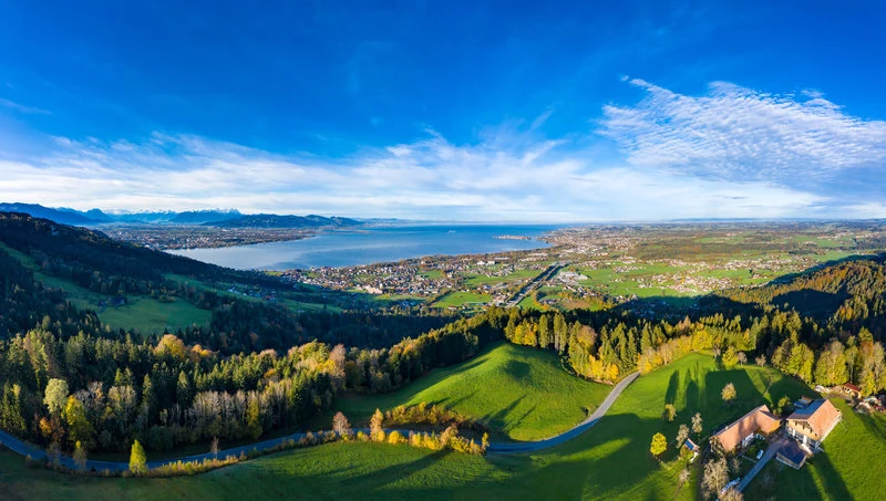 Blick von Eichenberg über den Bodensee und die umliegende Landschaft