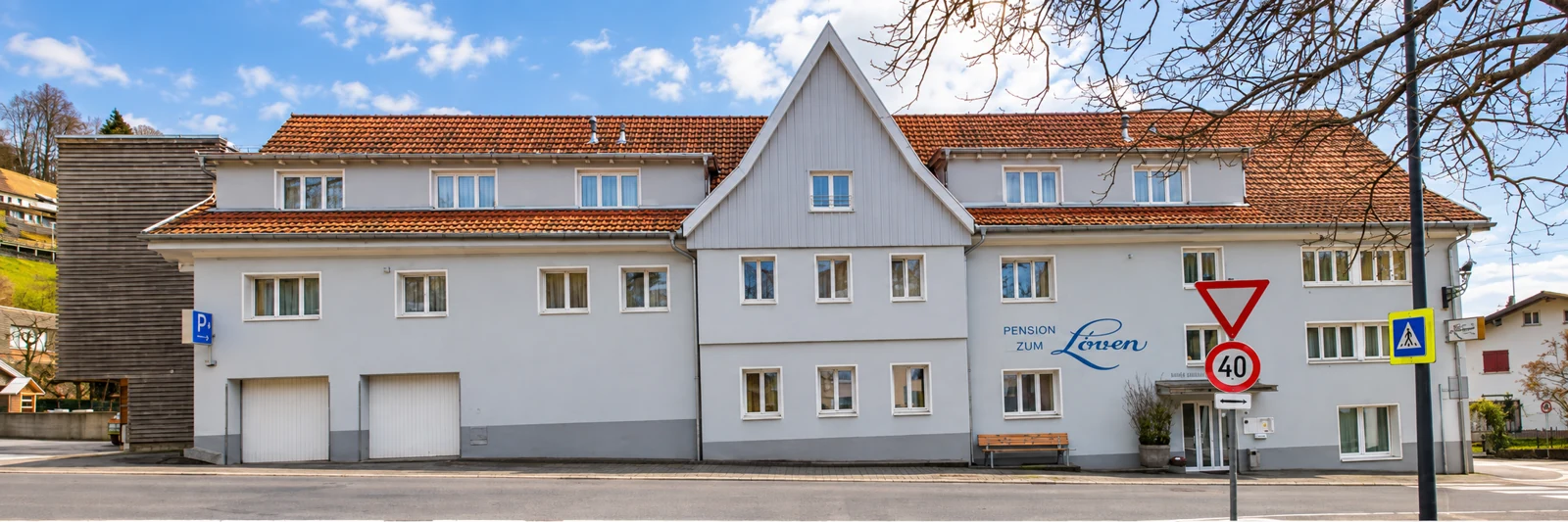 Außenansicht der Pension zum Löwen in der Sebastianstraße in Dornbirn, KI-optimiert