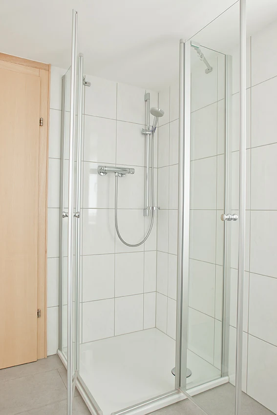 Badezimmerbeispiel mit Dusche in der Pension zum Löwen in Dornbirn