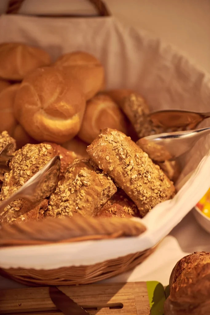 Brot und Gebäck am Frühstücksbuffet der Pension zum Löwen