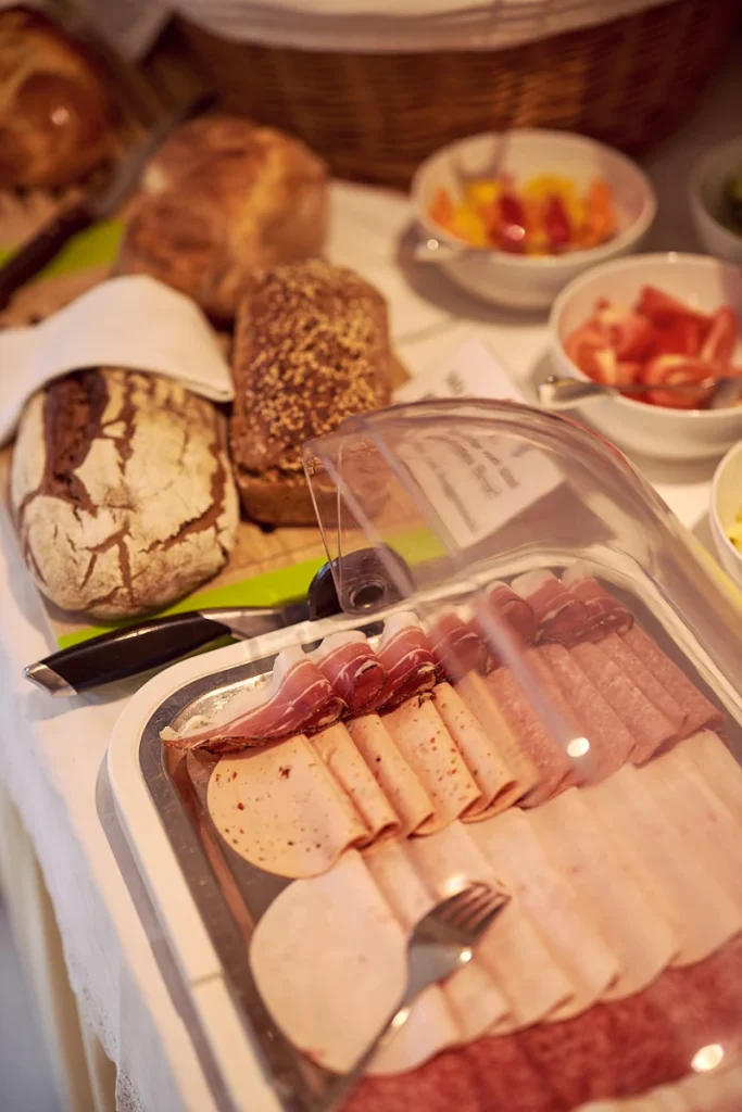 Liebevoll vorbereitetes Frühstück in der Pension zum Löwen in Dornbirn