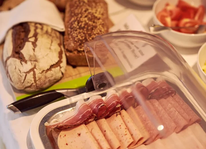 Une table de petit-déjeuner préparée avec soin · Pension zum Löwen, Dornbirn