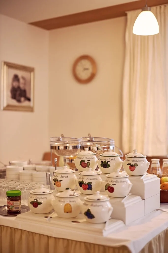 Marmeladenauswahl am Frühstücksbuffet · Pension zum Löwen, Dornbirn