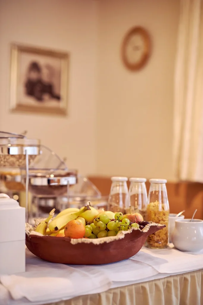 Obst und Müsli am Frühstücksbuffet · Pension zum Löwen, Dornbirn