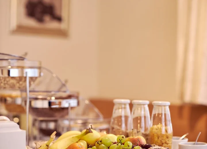 Fruits et muesli au petit-déjeuner · Pension zum Löwen, Dornbirn