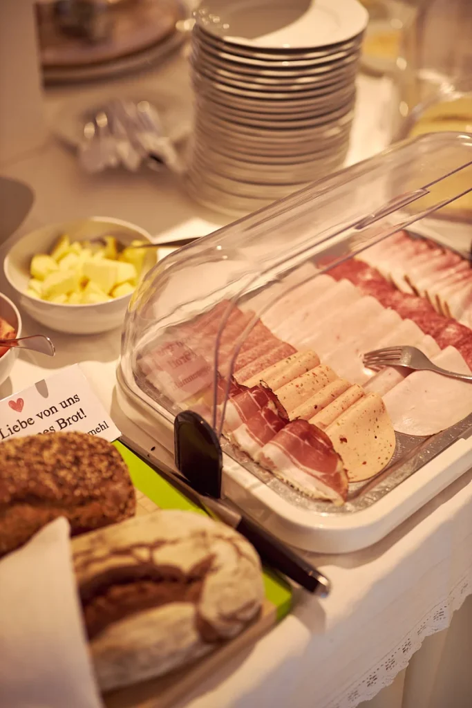Wurst und Käse am Frühstücksbuffet · Pension zum Löwen, Dornbirn