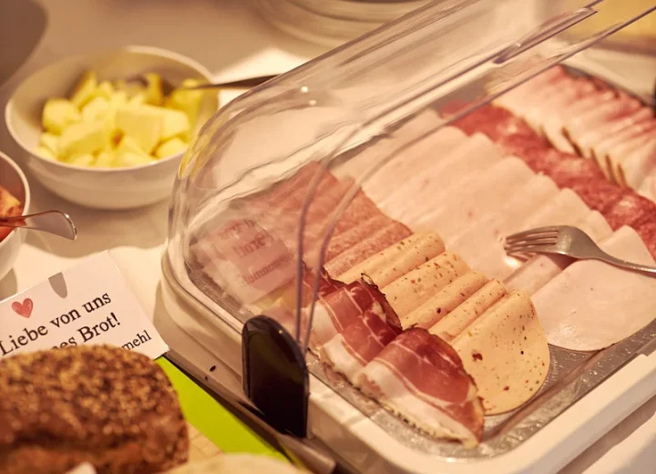 Charcuterie et fromages au petit-déjeuner · Pension zum Löwen, Dornbirn
