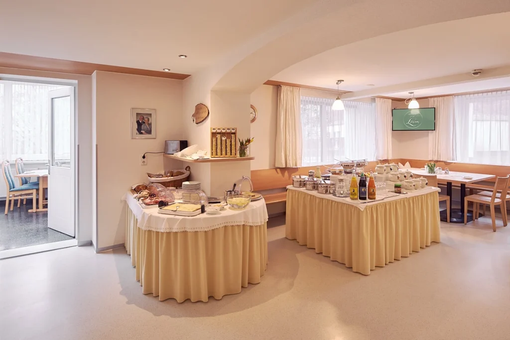 Regionales Frühstücksbuffet in der Pension zum Löwen in Dornbirn