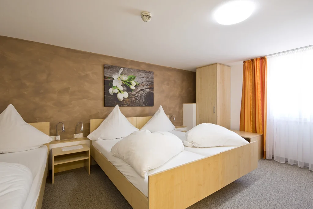 Zimmerbeispiel mit Doppelbett in der Pension zum Löwen in Dornbirn
