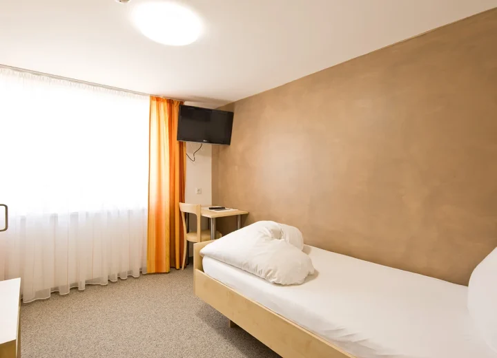 Zimmerbeispiel mit Einzelbett in der Pension zum Löwen in Dornbirn