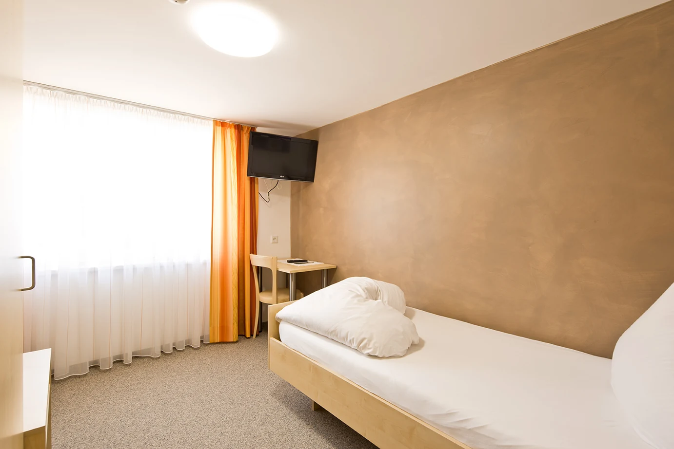 Zimmerbeispiel mit Einzelbett in der Pension zum Löwen in Dornbirn